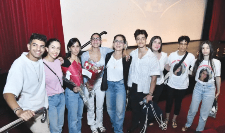 יוצרי הסרט עם בני משפחתה של עדן ירושלמי