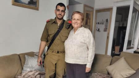 תומר ואישה שאצלה הוא התנדב