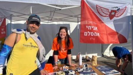 דוכן ההנצחה במרתון תל אביב- אביחי אמסלם זל