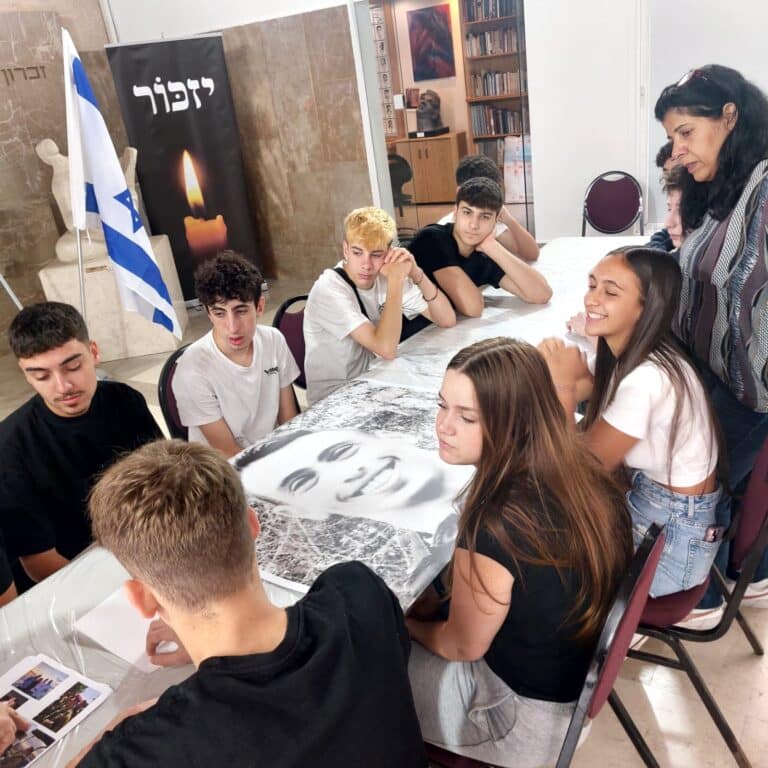פעילות להנצחת הנופלים בבית יד לבנים גבעתיים