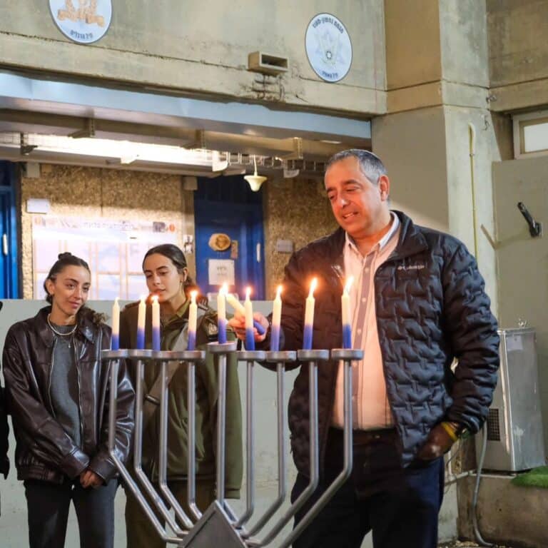 עמית אחות של איתי גיאת זל בקורס קצינים