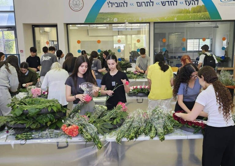 דנציגר - מכינים זרי זיכרון תשפה